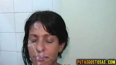 Cov tub ntxhais hluas brunette tau sib deev ntawm qhov ncauj thiab qhov quav ua ntej tau cum ntawm nws lub ntsej muag